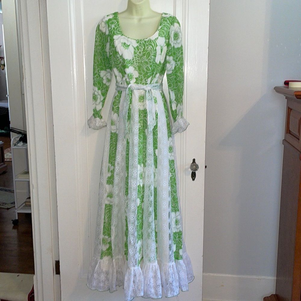 Vtg 70s avocado green & white lace maxi dress with ruffled hem & cuffs